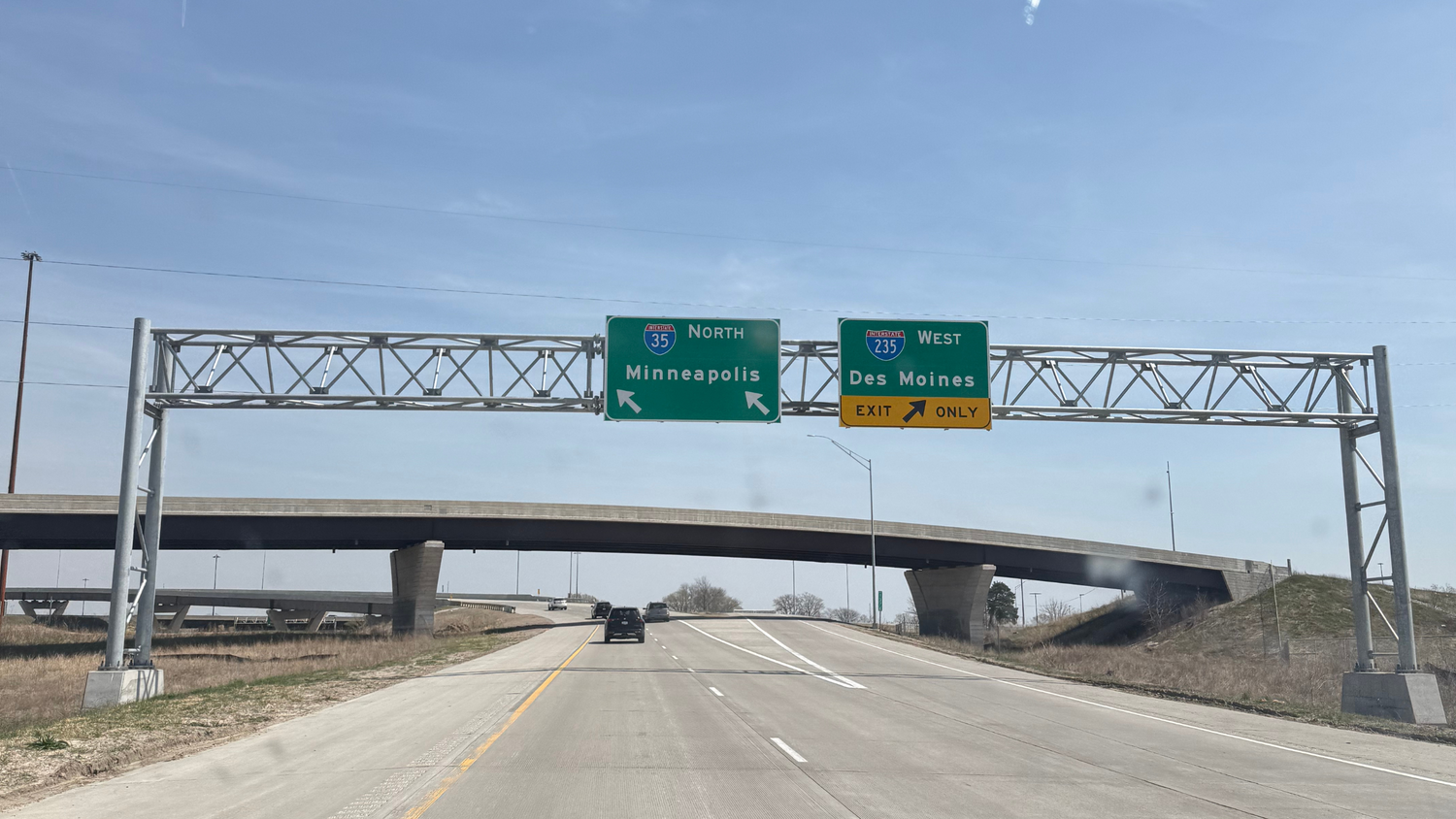 Highway with road signs indicating directions to Minneapolis and Des Moines.